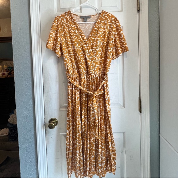 Yellow pleaded summer dress - Picture 1 of 3
